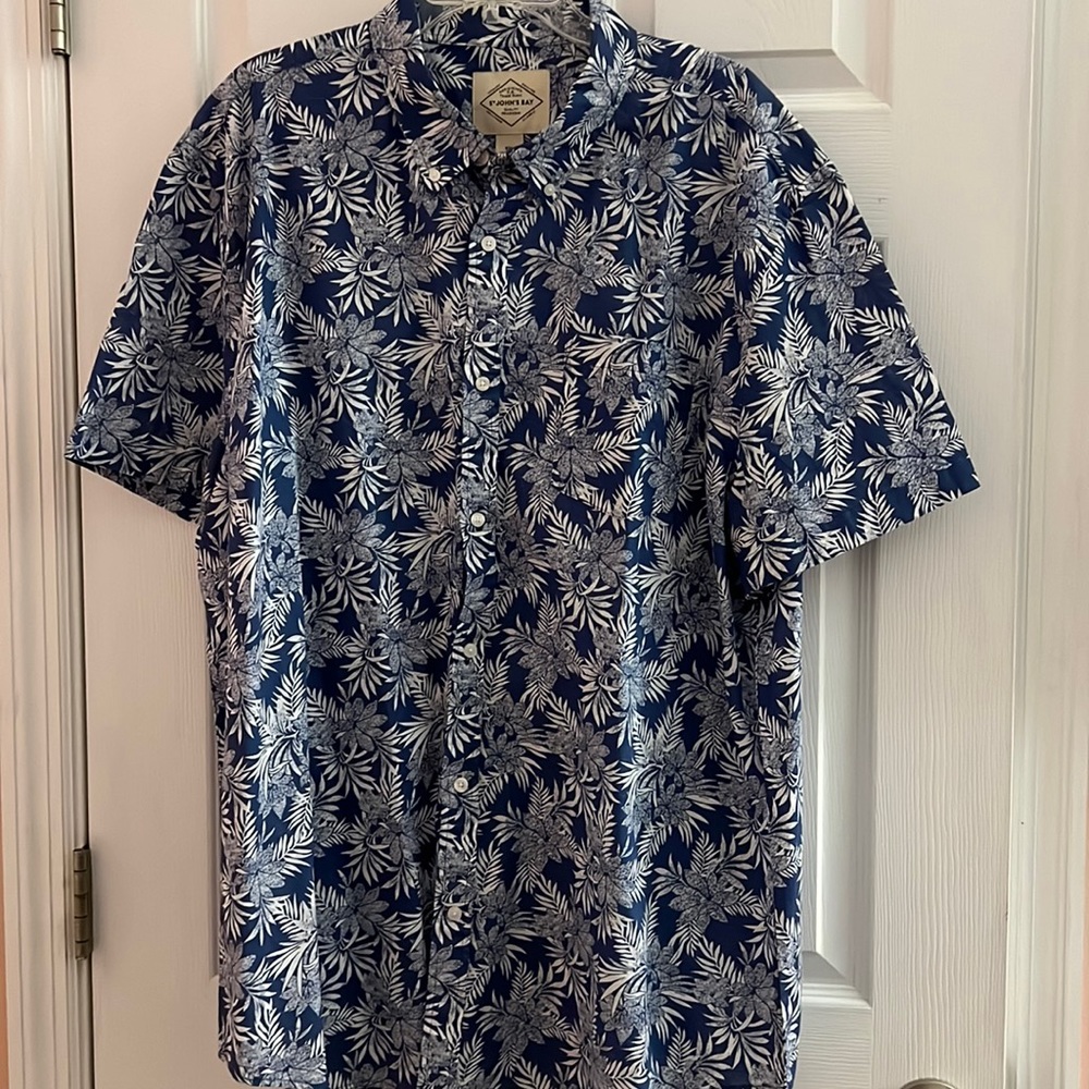 St John’s Bay men’s short sleeve blue and white Hawaiian shirt. Size XXLNWOT